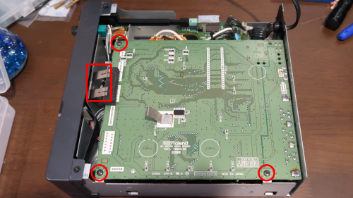 メイン基板のネジ3カ所、クリップ